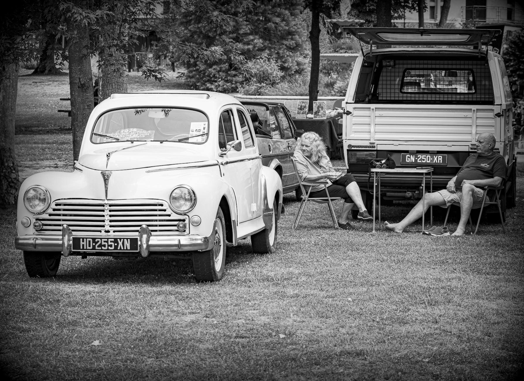 Członkowie klubu odpoczywają przy zabytkowym Fordzie T w parku