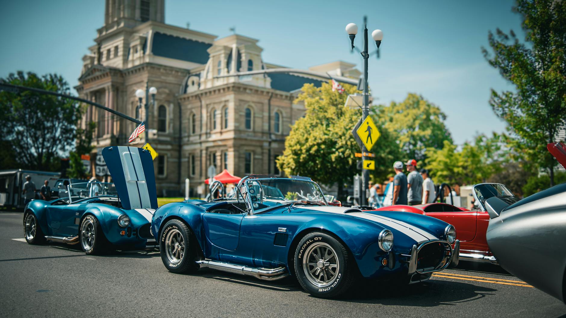Zabytkowe samochody na zlocie przed historycznym gmachem sądu