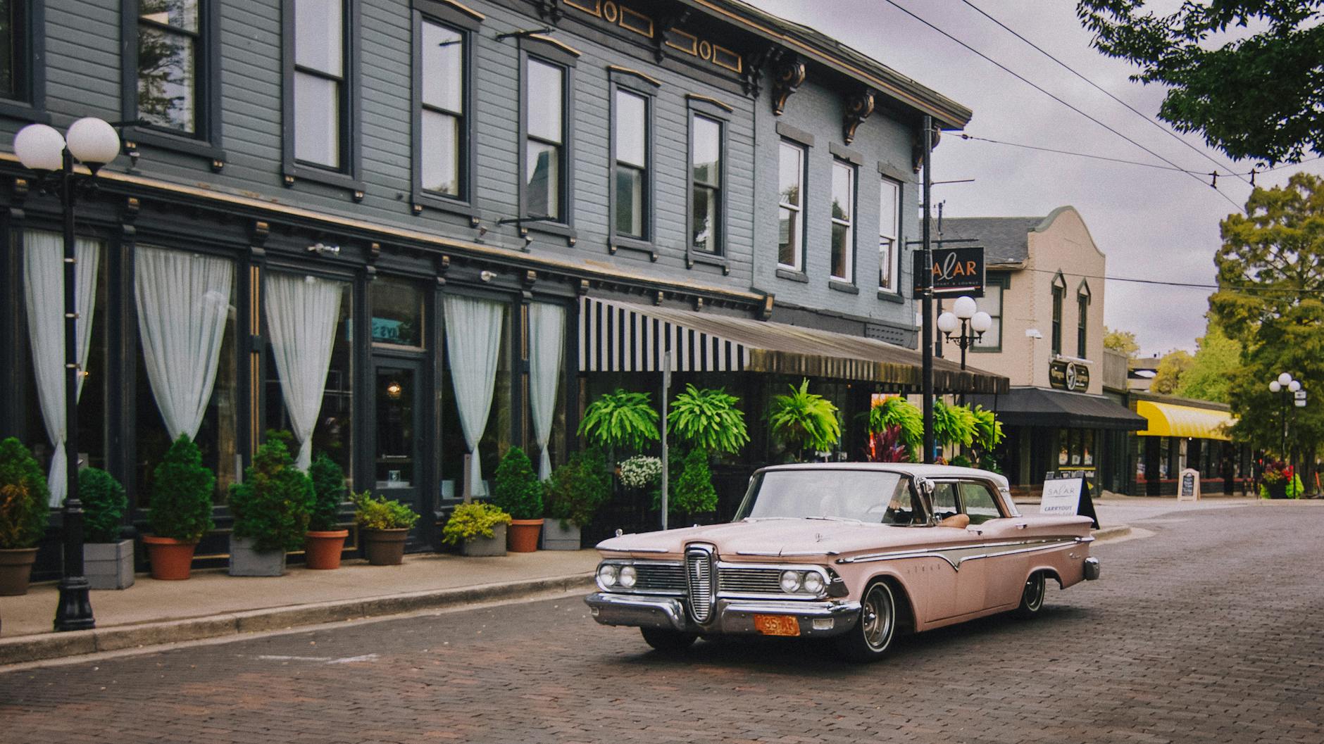 Zabytkowy Ford T zaparkowany przy malowniczej uliczce w miasteczku