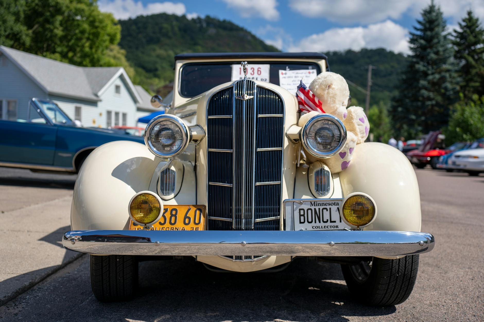 Zabytkowy samochód z lat 30. na pokazie ulicznym w małym miasteczku