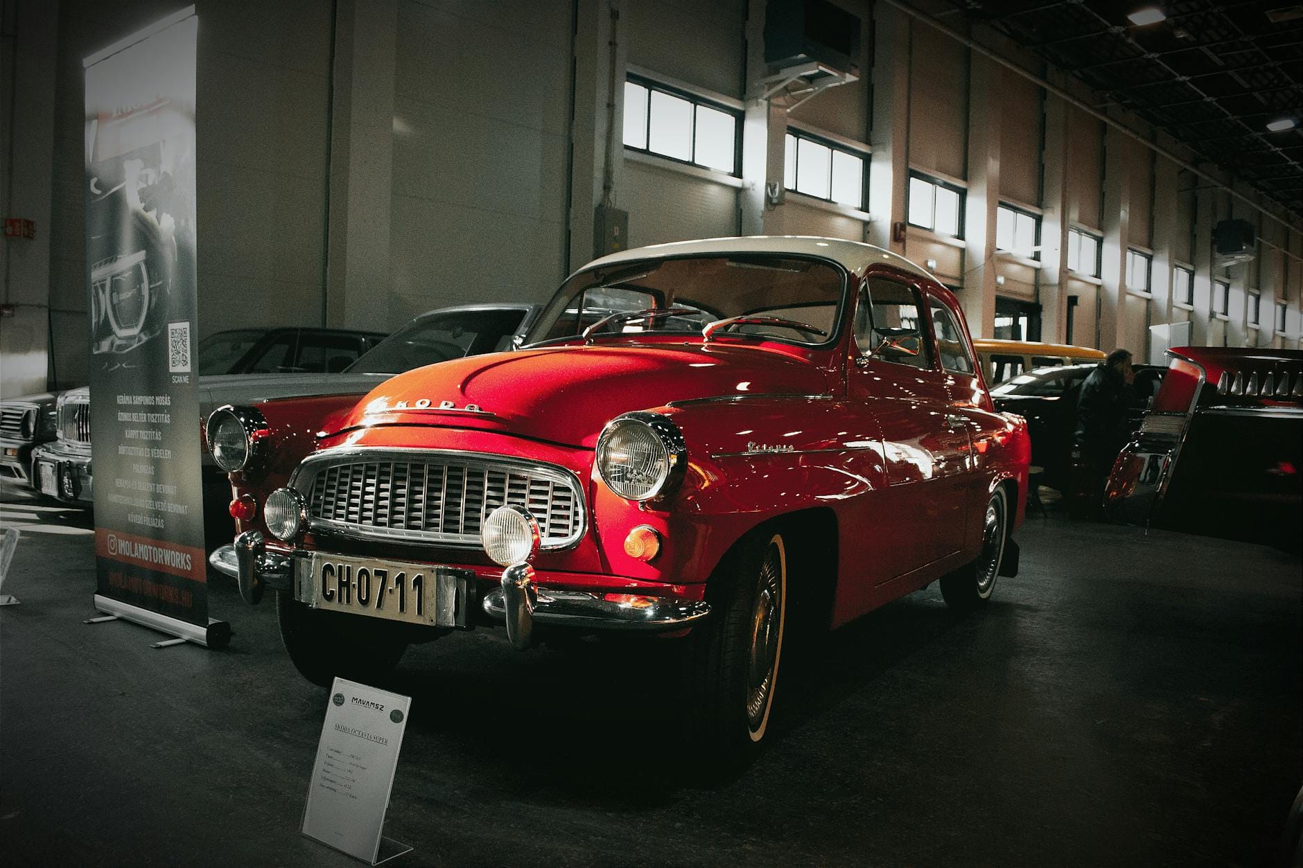 Czerwona Škoda 440 na ekspozycji dawnej motoryzacji w muzeum