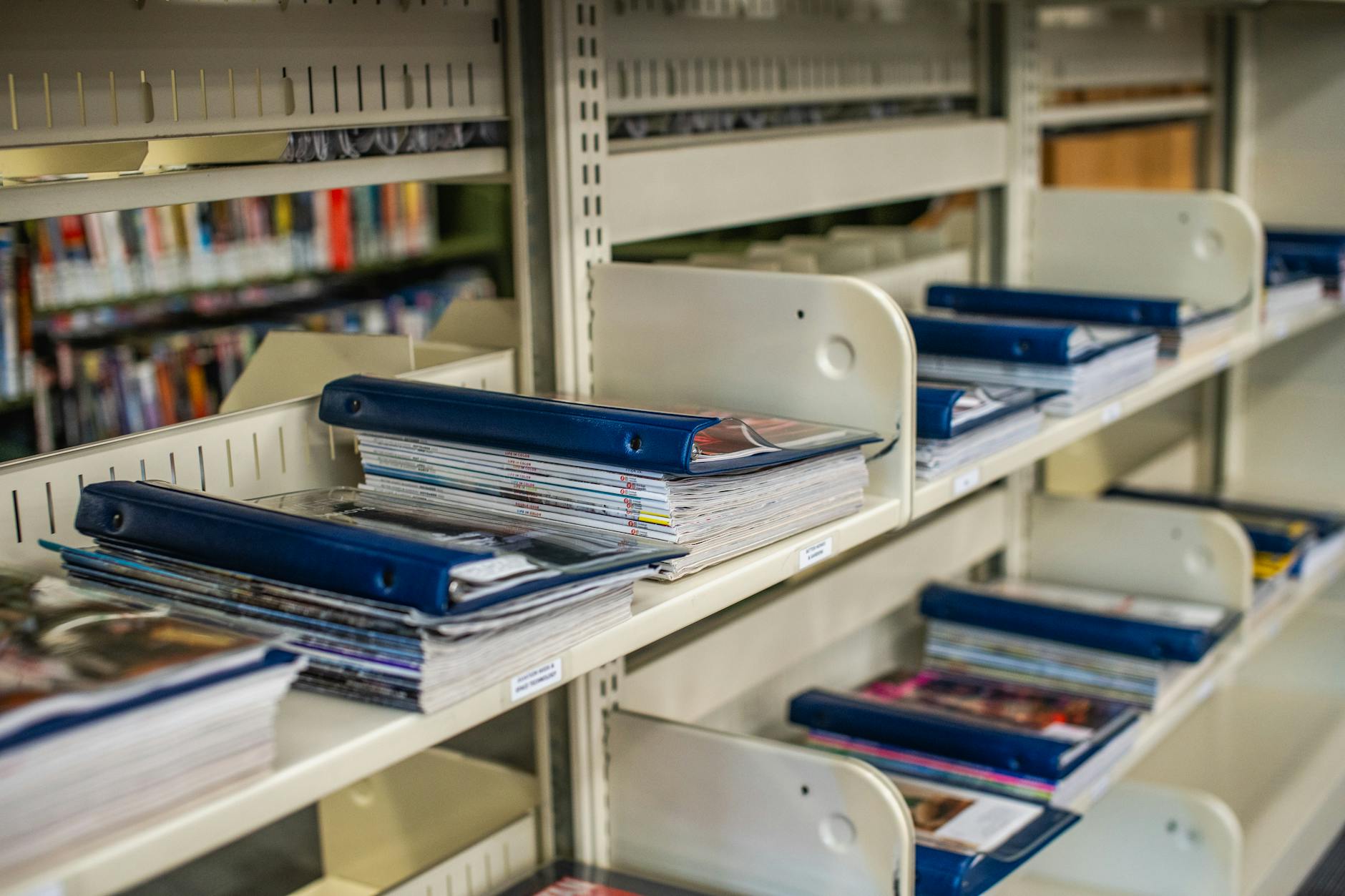 Segregatory i magazyny równo ustawione na półkach w bibliotece