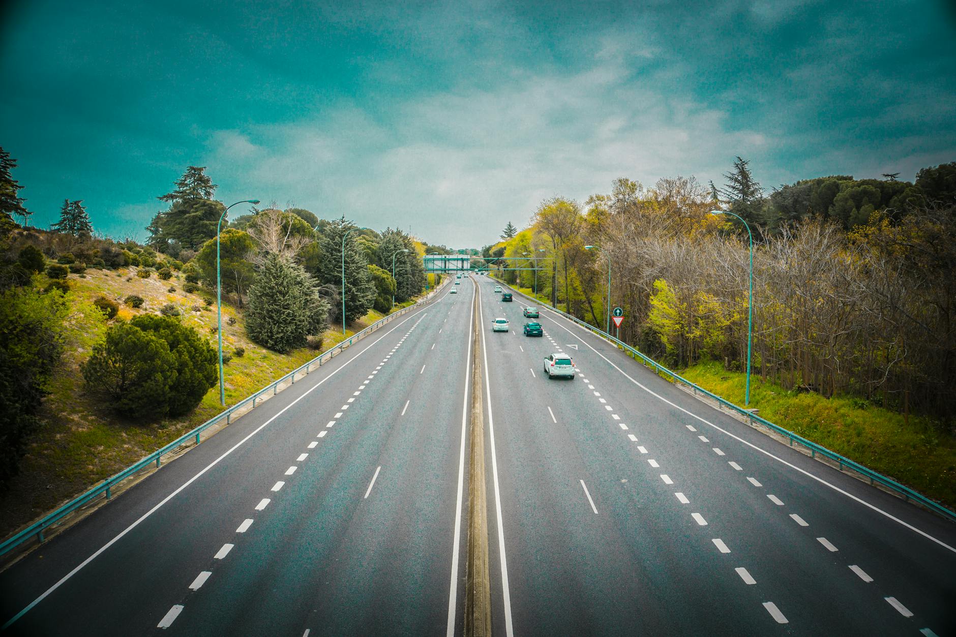Widok z lotu ptaka na pustą autostradę wśród drzew i pól Widok z lotu ptaka na pustą autostradę wśród drzew i pól