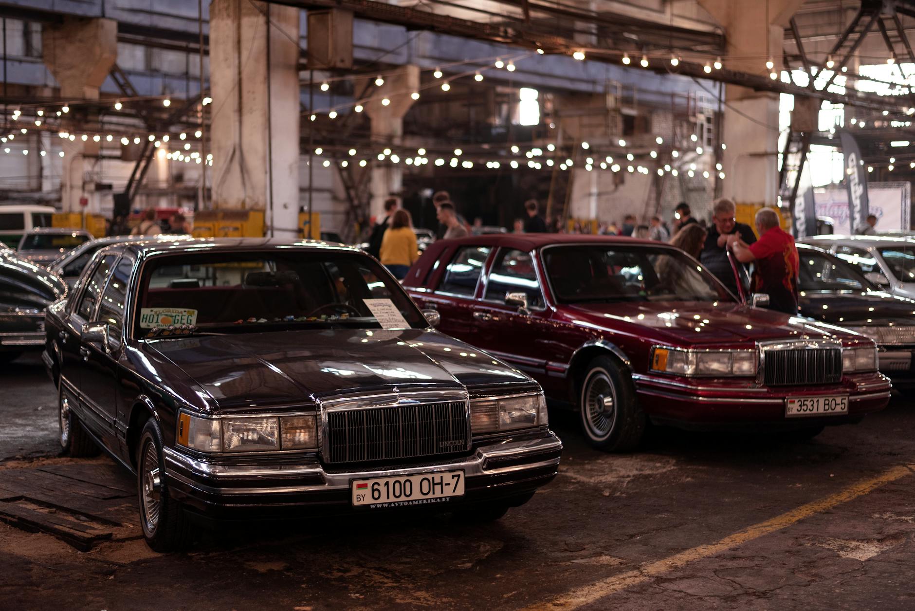Zabytkowe luksusowe auta na wystawie w hali o retro charakterze