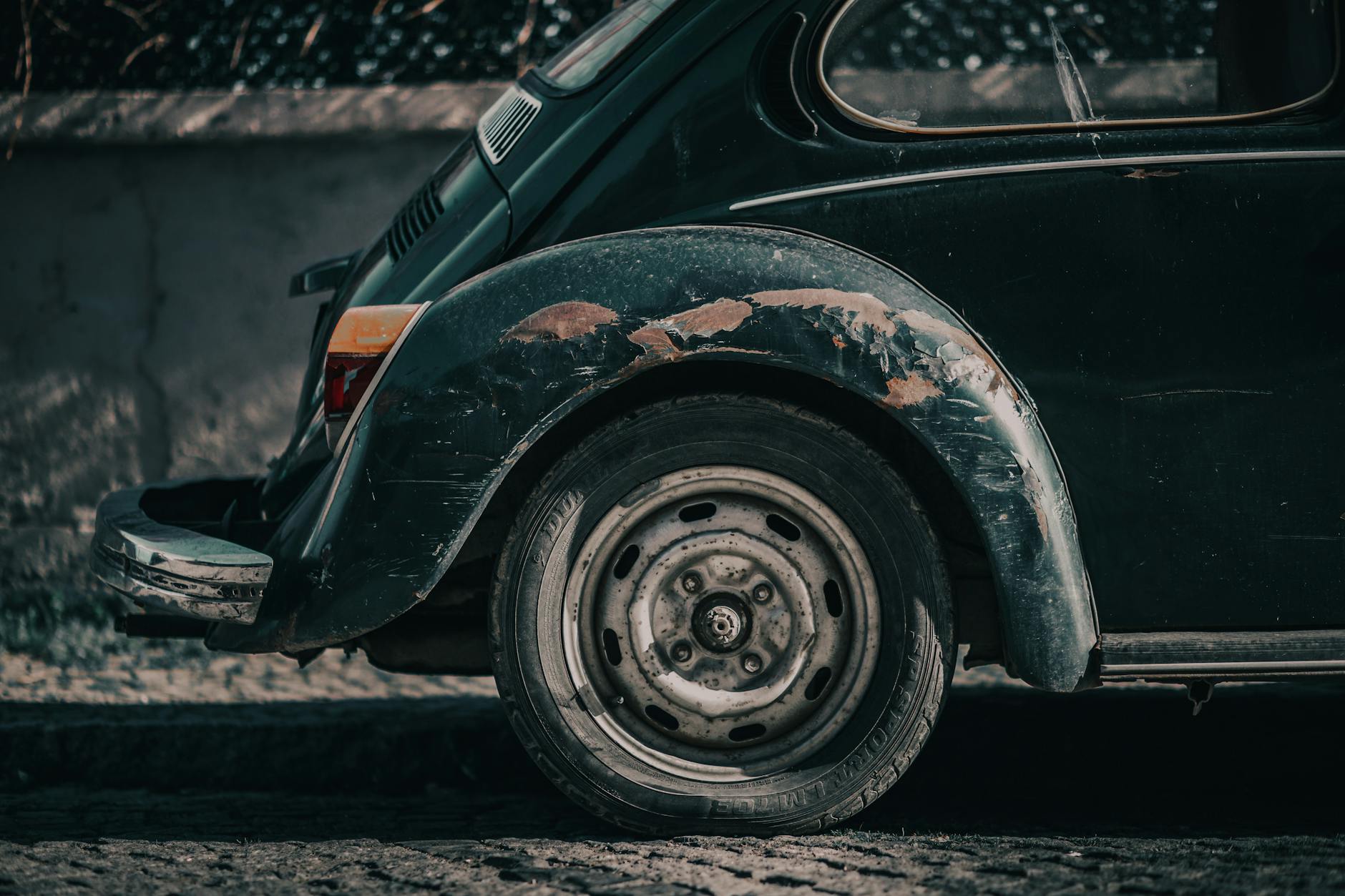 Zbliżenie zniszczonego lakieru na klasycznym garbusie Volkswagen