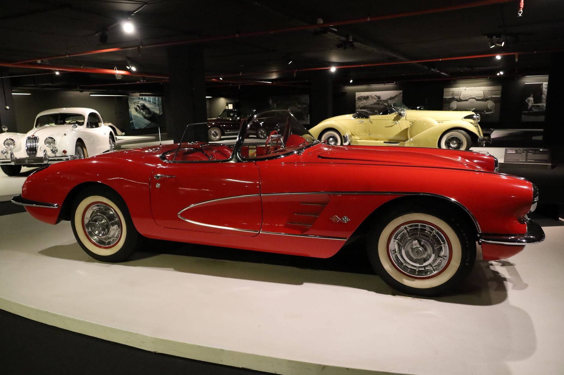 Czerwony kabriolet z lat 60. w eleganckim muzeum zabytkowych aut