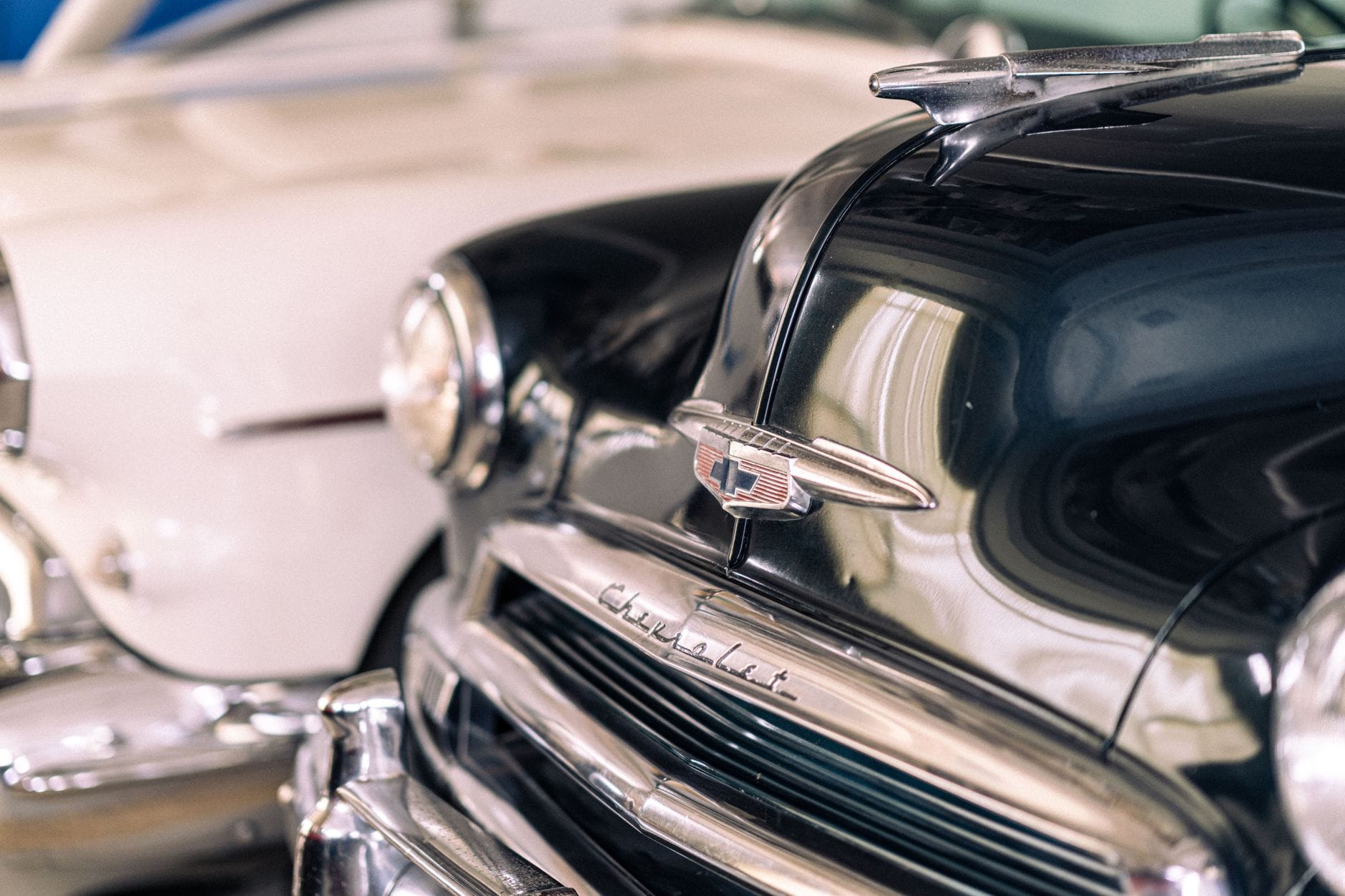 Najciekawsze polskie kolekcje zabytkowych aut i ich niezwykłe historie Zabytkowy Chevrolet eksponowany w muzeum klasycznych samochodów