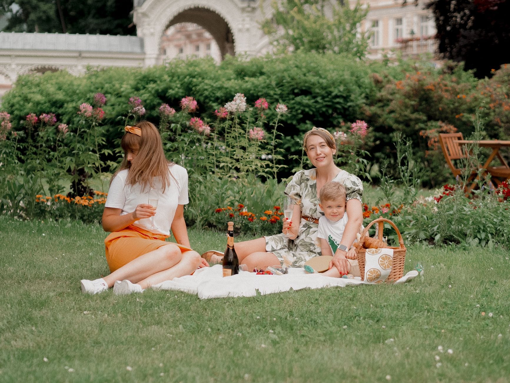 Rodzinny piknik w stylu 20. lat: rekonstrukcja epoki z Fordem T w roli głównej Rodzinny piknik w stylu 20. lat: rekonstrukcja epoki z Fordem T w roli głównej