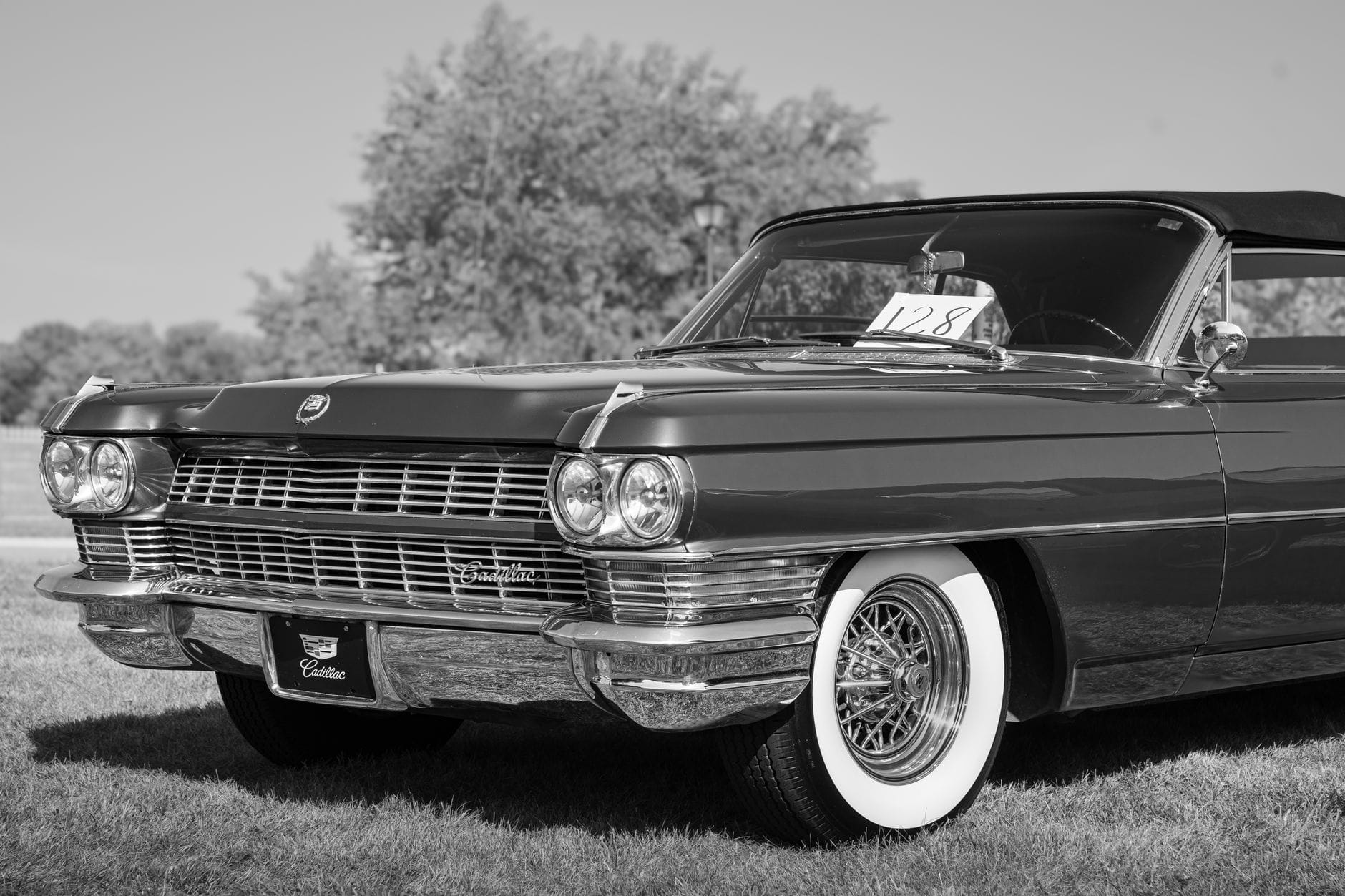 Zabytkowy Cadillac w plenerze w Indianie, czarno-białe zdjęcie